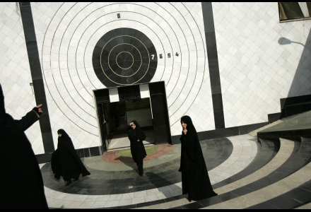 Camp d'entrainement pour femmes de l'académie de police de Téhéran ; par Alexandra Boulat.
